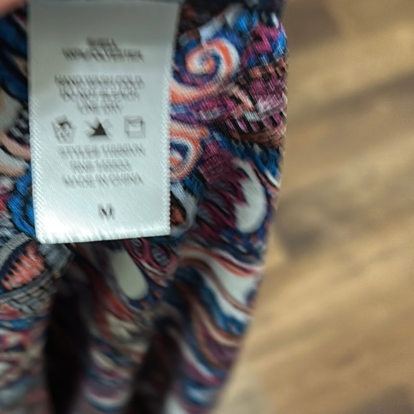 Floral Patterned Sleeveless Top - Red, Blue, White - Picture 4 of 6